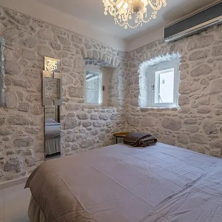 Villa Tuerkbuekue Rustik Bakimli Tas Ev