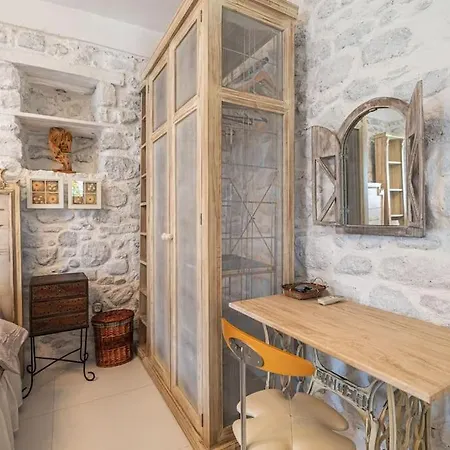 Villa Tuerkbuekue Rustik Bakimli Tas Ev