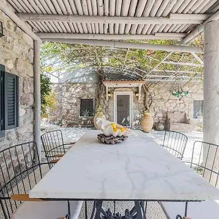 Villa Tuerkbuekue Rustik Bakimli Tas Ev Bodrum