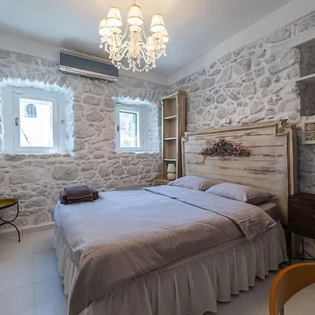 Tuerkbuekue Rustik Bakimli Tas Ev Bodrum